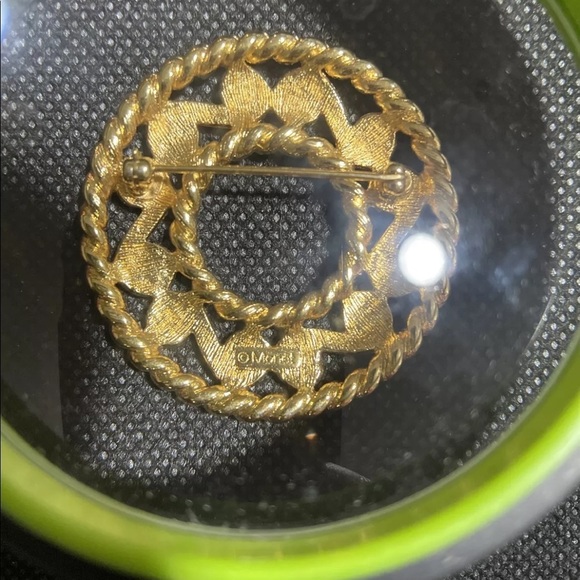 Monet signed gold tone textured brooch/pin 1.8" diameter vintage. - Picture 3 of 3